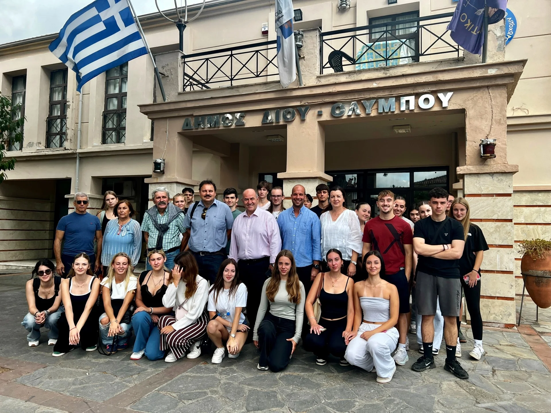 01 Επίσκεψη μαθητών και εκπαιδευτικών του Γυμνασίου-Λυκείου Κόμπανια Ουγγαρίας στον Δήμαρχο Δίου-Ολύμπου Βαγγέλη Γερολιόλιο