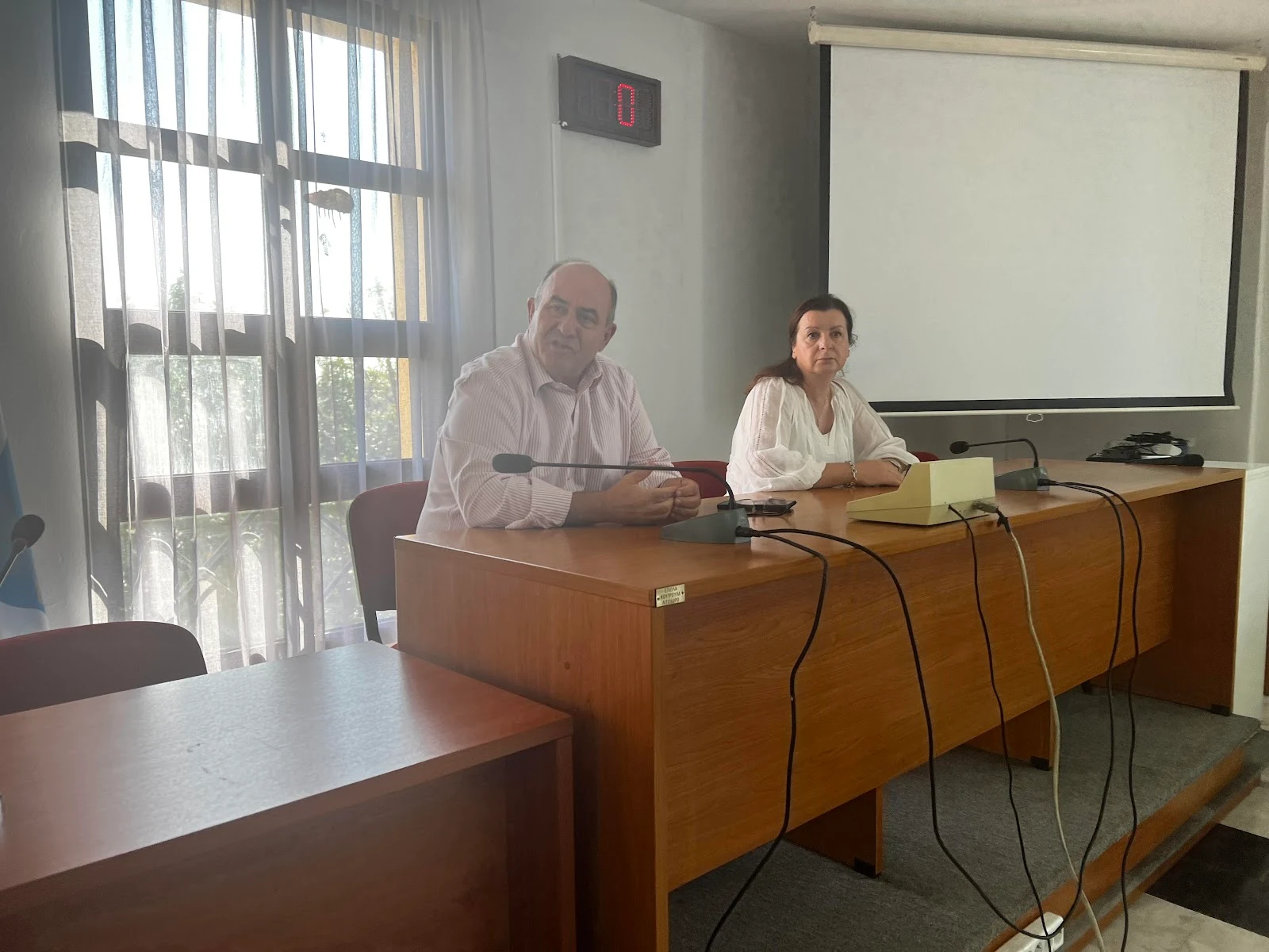 02 Επίσκεψη μαθητών και εκπαιδευτικών του Γυμνασίου-Λυκείου Κόμπανια Ουγγαρίας στον Δήμαρχο Δίου-Ολύμπου Βαγγέλη Γερολιόλιο