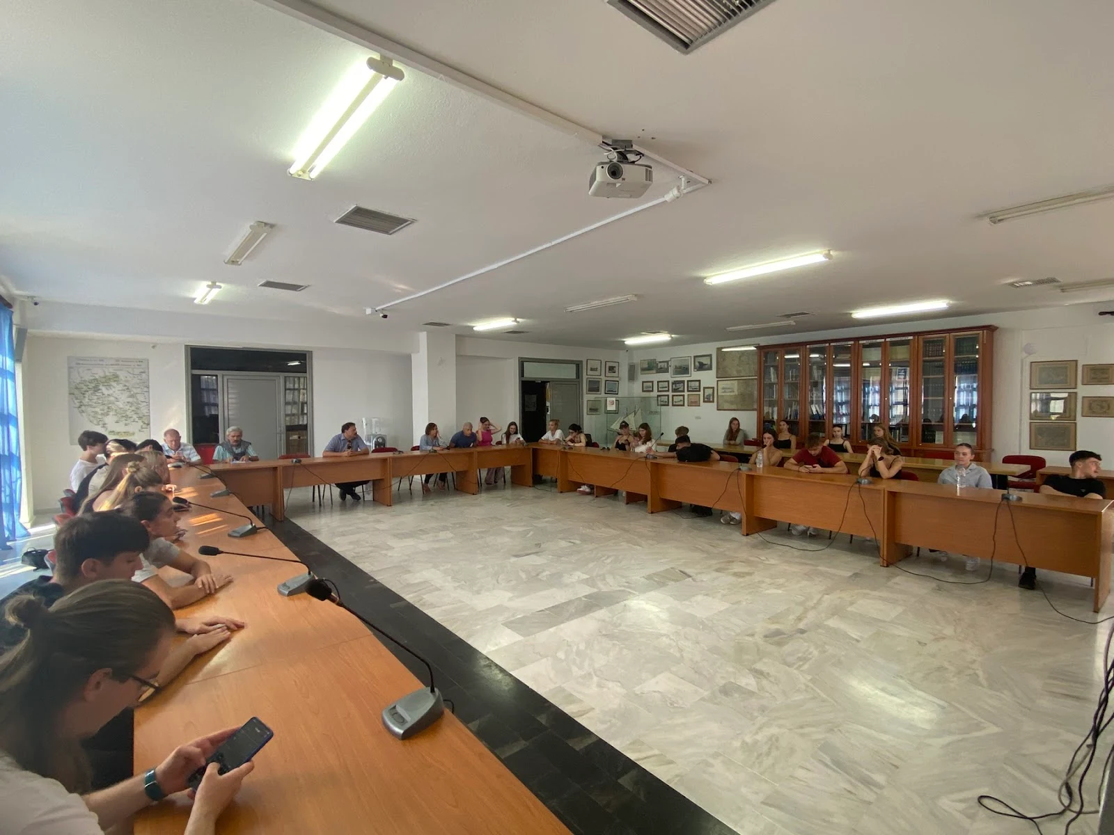 03 Επίσκεψη μαθητών και εκπαιδευτικών του Γυμνασίου-Λυκείου Κόμπανια Ουγγαρίας στον Δήμαρχο Δίου-Ολύμπου Βαγγέλη Γερολιόλιο