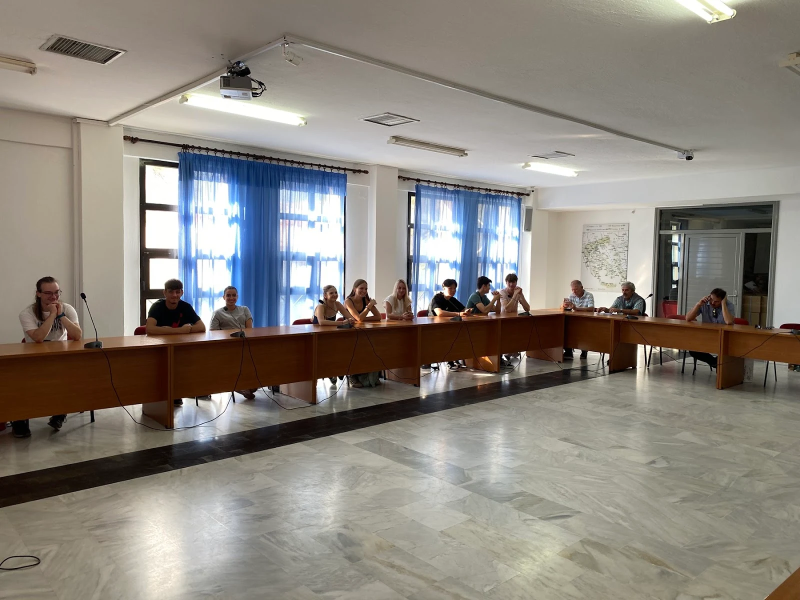 04 Επίσκεψη μαθητών και εκπαιδευτικών του Γυμνασίου-Λυκείου Κόμπανια Ουγγαρίας στον Δήμαρχο Δίου-Ολύμπου Βαγγέλη Γερολιόλιο