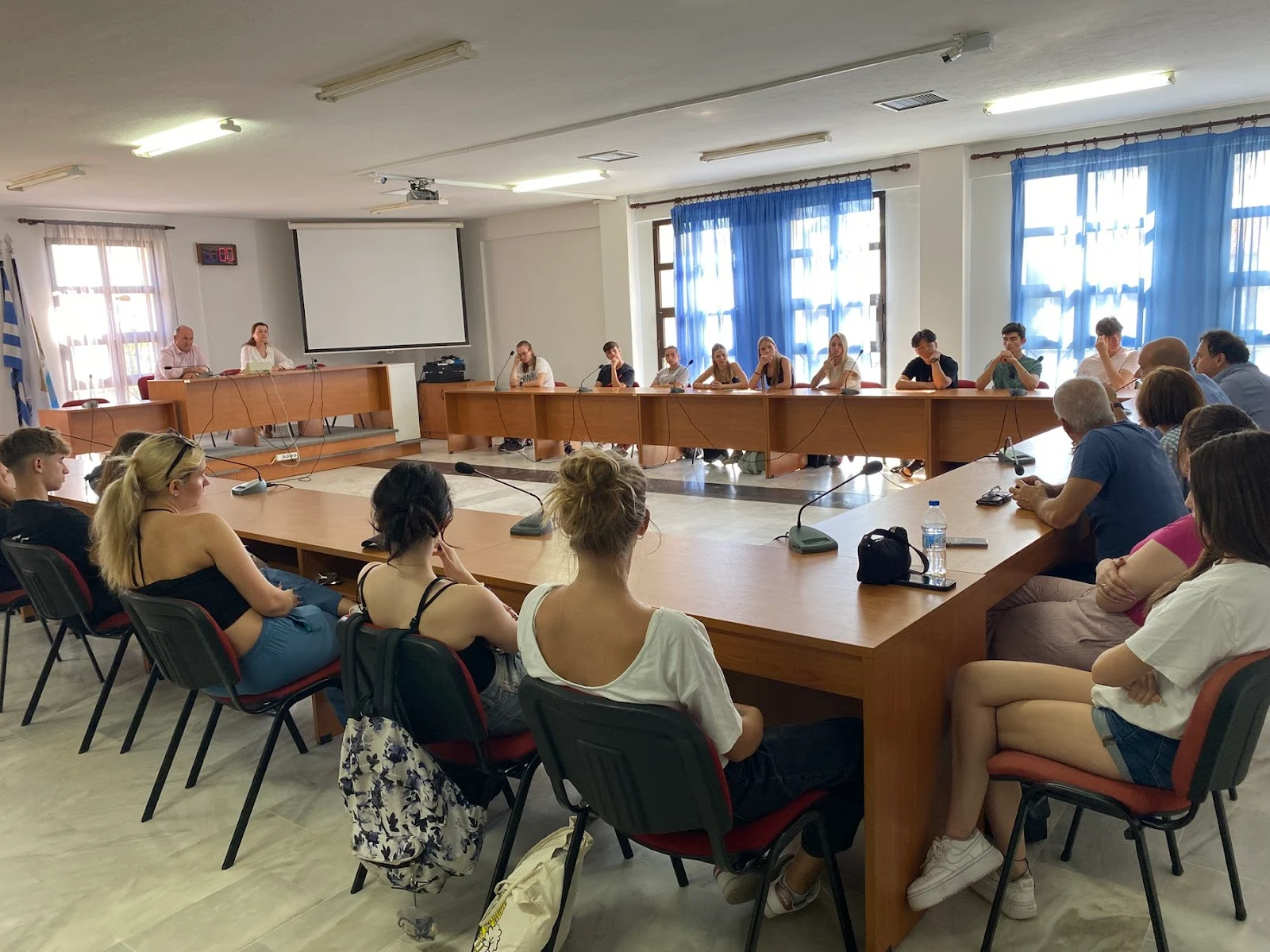 06 Επίσκεψη μαθητών και εκπαιδευτικών του Γυμνασίου-Λυκείου Κόμπανια Ουγγαρίας στον Δήμαρχο Δίου-Ολύμπου Βαγγέλη Γερολιόλιο