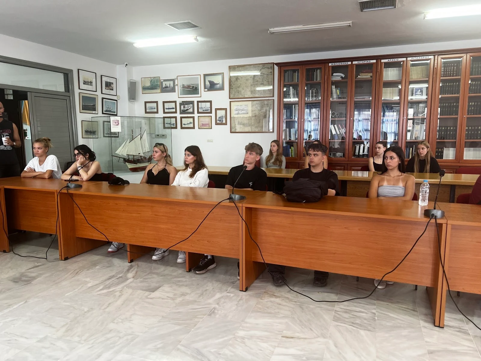 09 Επίσκεψη μαθητών και εκπαιδευτικών του Γυμνασίου-Λυκείου Κόμπανια Ουγγαρίας στον Δήμαρχο Δίου-Ολύμπου Βαγγέλη Γερολιόλιο